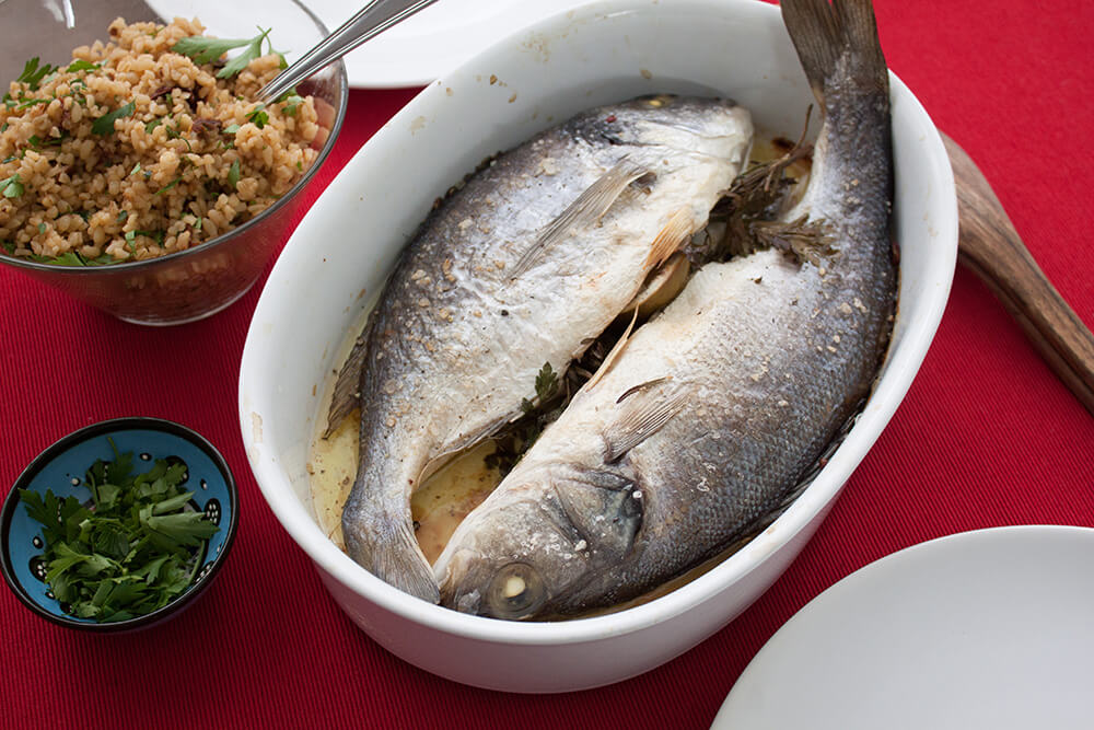 Egészben sült tengeri sügér aszalt paradicsomos bulgurral