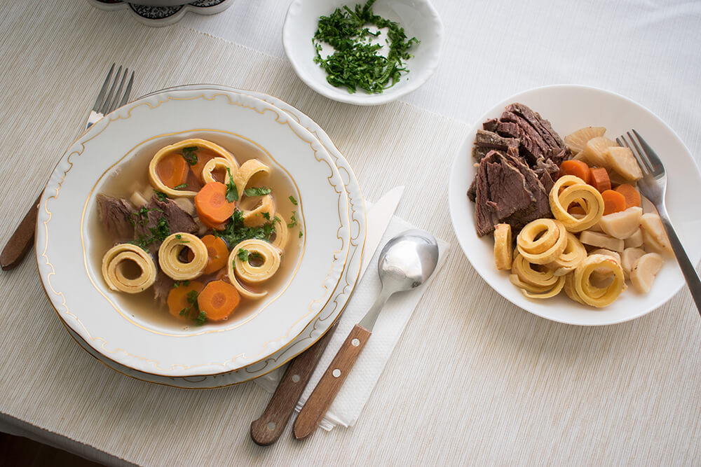 Marhahúsleves palacsintatésztával