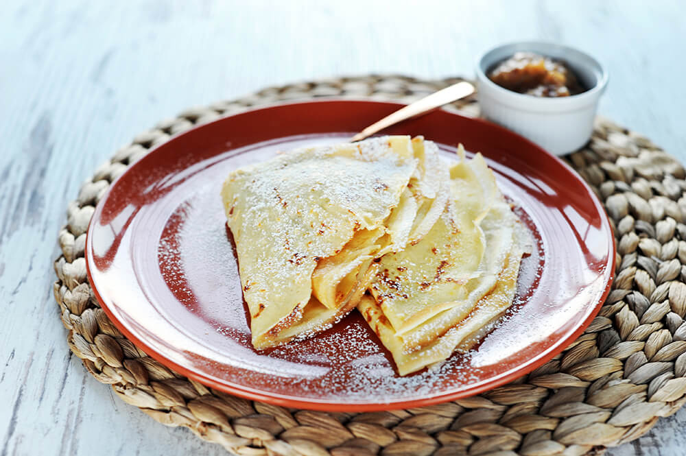 Palacsinta mazsolás-birssel és almapürével töltve