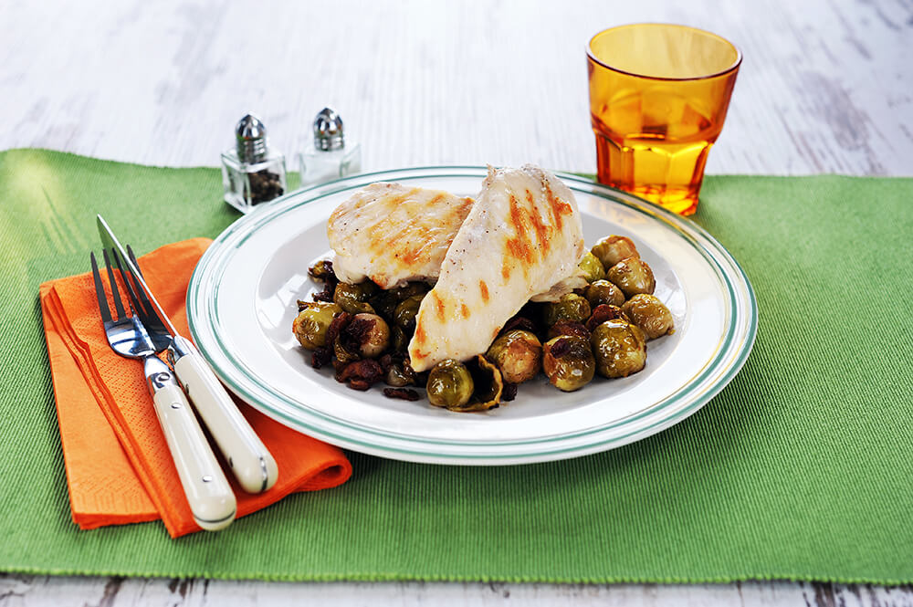 Natúr csirkemell balzsamecetes, diós sült kelbimbóval