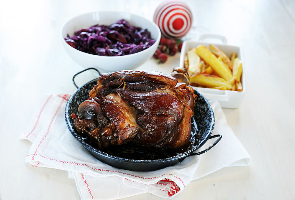 Hagymás sörcsülök, aszalt szilvás párolt káposzta, sült krumpli